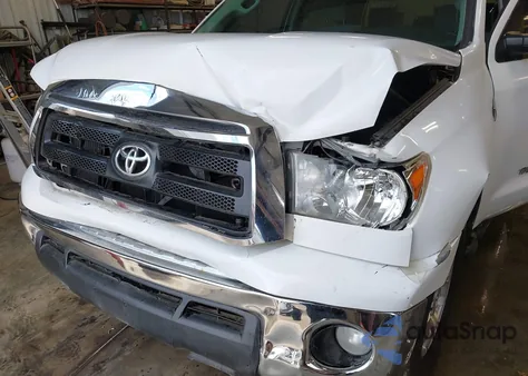 2010 Toyota Tundra Grade 5.7L V8 z USA, uszkodzony, nr VIN 5TFDY5F18AX103666